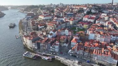 Porto Portekiz 'in Porto bölgesindeki Porto Skyline' da. Şehir merkezinde. Ortaçağ Binaları. Tarihi Şehir Sahnesi 'nde. Portekiz 'de Porto Skyline. Portekiz Skyline 'ı. Seyahat Alanı.