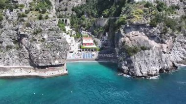 İtalya Salerno 'daki Praiano' da Amalfi Sahili. Coastal City. Rıhtım manzarası. İtalya Salerno 'daki Praiano' da Amalfi Sahili. Plaj manzarası. Ortaçağ Binaları. Amalfi Sahil Skyline.