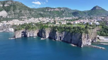 Sorrento Sahili, Sorrento, Napoli İtalya. Plaj manzarası. Dev Uçurumlar Sahnesi. Napoli İtalya 'da Sorrento Sahili. Ortaçağ Şehir Skyline 'ı. Napoli Körfezi Akdeniz. Amalfi Sahil Skyline.