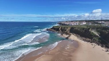 Lizbon 'un Sintra bölgesindeki büyük sahil. Plaj manzarası. Doğa Deniz Burnu. Seyahat güzergahı. Lizbon 'un Sintra bölgesindeki büyük sahil. Turkuaz Su.