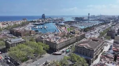 Barcelona Skyline Katalonya İspanya 'da. Plaj manzarası. Liman Koyu Sahnesi. Şehir merkezinde. Barcelona Skyline Katalonya İspanya 'da. İnanılmaz bir şehir manzarası. İspanya Skyline.