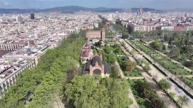Barcelona Skyline Katalonya İspanya 'da. Eğlence Parkı Sahnesi. Şehir merkezindeki şehir manzarası. Barselona Katalonya İspanya 'da. Ciutadella Park Skyline 'da. Şehir Sahnesi.