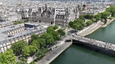 Fransa 'nın Paris şehrinde belediye binası. Güzel Ortaçağ Binası. Şehir merkezindeki şehir manzarası. Fransa 'nın Paris şehrinde belediye binası. Hükümet Binası Skyline. Fransız Başkenti.