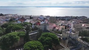 Lizbon, Portekiz 'deki Sao Jorge Şatosu. Ortaçağ Şato Sahnesi. Antik Şehir Manzarası. Portekiz, Lizbon 'daki Sao Jorge Kalesi. Tarihi Şehir Manzarası. Portekiz Skyline.