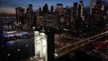 New York 'ta Manhattan' daki Brooklyn Köprüsü 'nün Gece Manzarası. City At Night Scene. Aydınlatılmış Köprü Manzarası. New York 'taki Brooklyn Köprüsü. Yükseklik Binaları.