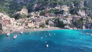 Salerno İtalya 'daki Positano' da Amalfi Sahili. Coastal City. Rıhtım manzarası. Salerno İtalya 'daki Positano' da Amalfi Sahili. Plaj manzarası. Ortaçağ Binaları. Amalfi Sahil Skyline.