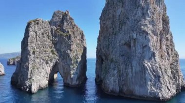 İtalya 'da Napoli' de Capri Skyline. Plaj manzarası. Dev Uçurumlar Sahnesi. İtalya 'da Napoli' de Capri Skyline. Napoli Körfezi, Skyline. Akdeniz kıyısı. Capri Adası Manzarası.