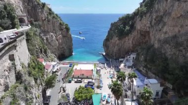 Salerno İtalya 'daki Positano' da Amalfi Sahili. Plaj manzarası. Turizm Tarihi Yer. Salerno İtalya 'daki Positano' da Amalfi Sahili. Salerno Körfezi Skyline. Kıyı Kenti manzarası. Akdeniz.