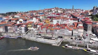 Porto, Portekiz 'in Ribeira Rıhtımı. Sahil Kenti Peyzajı. Kültür Mirası. Eski Şehir Manzarası. Porto, Portekiz 'deki Ribeira Rıhtımı. Turizm Tarihi Yer.