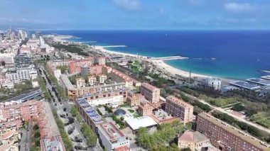 Barselona Barceloneta Sahili Katalonya İspanya. Şehir Plajı. Bay Water Sahnesi. Şehir merkezinde. Barselona Barceloneta Sahili Katalonya İspanya. Huzurlu Manzara.