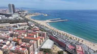 Barselona Barceloneta Sahili Katalonya İspanya. Plaj manzarası. Liman Koyu Sahnesi. Şehir merkezinde. Barselona Barceloneta Sahili Katalonya İspanya. İnanılmaz bir şehir manzarası. İspanya Skyline.