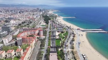 Barselona Barceloneta Sahili Katalonya İspanya. Şehir Plajı. Bay Water Sahnesi. Şehir merkezinde. Barselona Barceloneta Sahili Katalonya İspanya. Huzurlu Manzara.