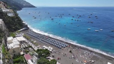 Salerno İtalya 'daki Positano' da Amalfi Sahili. Plaj manzarası. Turizm Tarihi Yer. Salerno İtalya 'daki Positano' da Amalfi Sahili. Salerno Körfezi Skyline. Kıyı Kenti manzarası. Akdeniz.