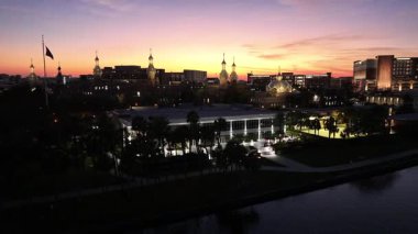 Tampa 'daki Sunset Üniversitesi Florida' da. Şehir merkezinde aydınlandı. Sunset City Peyzajı. Tampa Florida 'da, Birleşik Devletler. Üniversite Bölgesi. Ortaçağ İnşa Sahnesi.