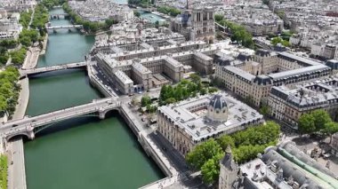 Fransa 'nın Paris Adası' ndaki Paris Skyline 'da. Notre-Dame Kilisesi. Seine River Skyline 'da. Fransa 'nın Paris Adası' ndaki Paris Skyline 'da. Şehir merkezindeki şehir manzarası. Turizm Tarihi Yer.