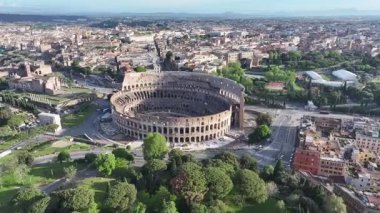 Roma Kolezyumu Lazio İtalya 'da. Kültür Mirası. Günbatımı Şehir Manzarası. Roma Kolezyumu Lazio İtalya 'da. Ortaçağ manzarası. Arkeoloji Tarihi. İtalya Skyline.
