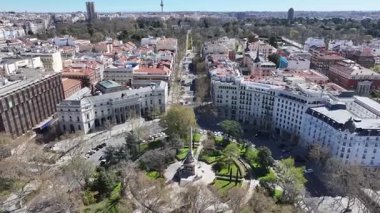 Madrid 'deki Madrid Borsası De Madrid İspanya' da. Kültür Mirası. Şehir merkezindeki şehir manzarası. Finansal Bina Skyline. Madrid Borsası İspanya 'da. Güzel El Retiro Parkı.