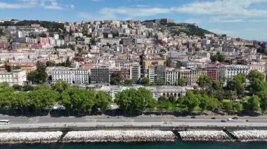 İtalya 'daki Napoli' de Chiaia Riviera. Highrise Binaları Sahnesi. Şehir merkezindeki şehir manzarası. İtalya 'daki Napoli' de Chiaia Riviera. Napoli Skyline. Bölge Havacılık Manzarası. İtalya Skyline.