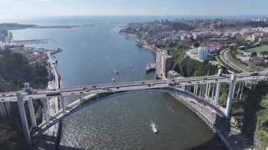 Porto Portekiz 'in Porto bölgesindeki Porto Skyline' da. Coastal Yolu. Freeway Yolu Manzarası. Şehir merkezindeki şehir manzarası. Portekiz 'de Porto Skyline. Portekiz Skyline 'ı. Seyahat Alanı.