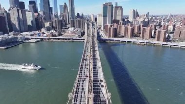 New York 'ta Manhattan' daki Brooklyn Köprüsü. Highrise Binaları Sahnesi. Trafik Manzarası. New York 'taki Brooklyn Köprüsü. Sahil Çizgisi Arkaplanı.