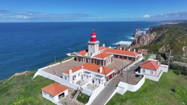 Lizbon 'un Sintra bölgesindeki Roca Burnu. Sahil Skyline. Doğa manzarası. Yaz Gezisi. Lizbon 'un Sintra bölgesindeki Roca Burnu. Deniz feneri Manzarası.