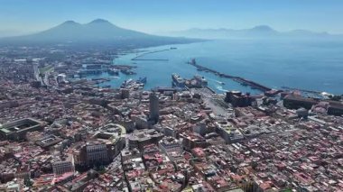 Napoli Skyline Campania İtalya 'da Napoli' de. Coastal City. Seascape Körfezi Suyu. Napoli Skyline Campania İtalya 'da. Göz kamaştırıcı Skyline. Güzel sahil şeridi. Plaj manzarası.