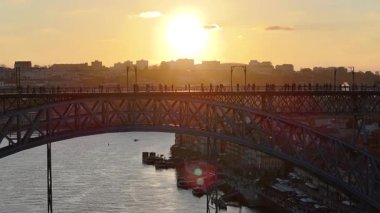 Porto Bölgesi, Portekiz 'deki Porto Köprüsü' nde Günbatımı I. Luis Köprüsü. Sunset City Sahnesi. Aydınlatılmış Köprü Manzarası. Portekiz 'in Porto Bölgesi' ndeki I. Luis Köprüsü. Güzel Karanlık Skyline.