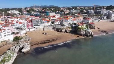 Cascais Skyline Lizbon 'un Cascais bölgesinde. Coastal City. Rıhtım manzarası. Plaj manzarası. Lizbon 'un Cascais Bölgesindeki Cascais Skyline.