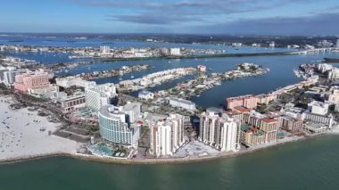 Clearwater Skyline, Florida 'da, ABD' de. Şehir Plajı. Bay Water Sahnesi. Şehir merkezinde. Clearwater Skyline, Florida 'da, ABD' de. Huzurlu Manzara.