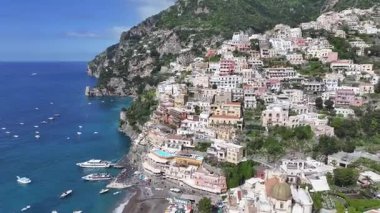 Salerno İtalya 'daki Positano' da Amalfi Sahili. Plaj manzarası. Turizm Tarihi Yer. Salerno İtalya 'daki Positano' da Amalfi Sahili. Salerno Körfezi Skyline. Kıyı Kenti manzarası. Akdeniz.