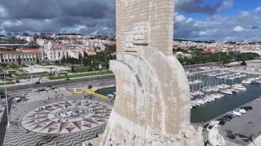 Lizbon 'daki Lizbon Bölgesi' nde Keşifler Anıtı. Keşif Anıtı. Seyahat güzergahı. Portekiz 'deki Lizbon' da Keşifler Anıtı. Denizcilik Tarihi. Landmark Meydanı. Portekiz Skyline.