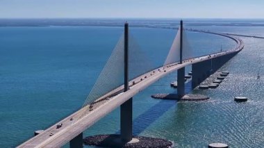Florida 'daki Saint Petersburg' da Sunshine Köprüsü. Tampa Körfezi Sahnesi. Kablo Köprüsü Manzarası. Trafik Sahnesi 'nde. Florida 'daki Saint Petersburg' da Günışığı Köprüsü.