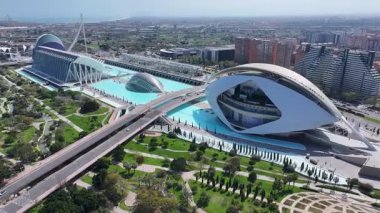 Valencia 'daki sanat sarayı Valencia Topluluğu İspanya' da. Fütürist Binalar. Şehir merkezindeki şehir manzarası. Valencia Valencia İspanya 'da. Güzel Skyline. Sanat Müzesi..