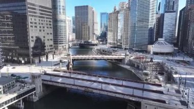 Chicago Riverwalk, Chicago, Illinois, ABD. Şehir merkezinde. Metropolis Manzarası. Illinois 'de Chicago Sahil Yolu. Finans Bölgesi. Çarpıcı Şehir Manzarası.