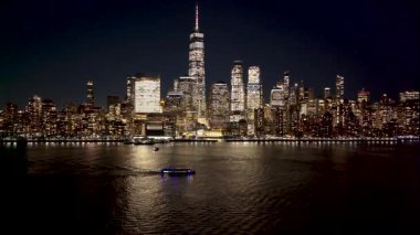 New York 'ta New York Skyline' ın Manhattan 'daki gece görüntüsü. Gece Şehir Manzarası. Şehir merkezinde aydınlandı. New York Skyline, New York Birleşik Devletleri. Yüksek Binalar Manzarası.