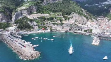 İtalya Salerno 'daki Amalfi Sahili' nde. Plaj manzarası. Turizm Tarihi Yer. Salerno İtalya 'daki Amalfi Sahili. Salerno Körfezi Skyline. Kıyı Kenti manzarası. Akdeniz 'de. Amalfi Sahil Manzarası.