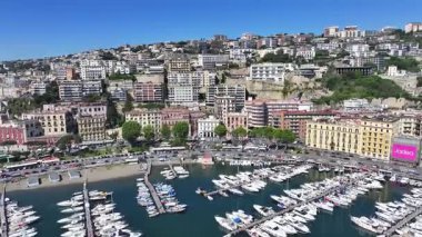 Napoli Skyline Campania İtalya 'da Napoli' de. Şehir merkezindeki şehir manzarası. Napoli Körfezi manzarası. Napoli Skyline Campania İtalya 'da. Güzel Skyline. Sahil şeridi manzarası. Plaj manzarası.