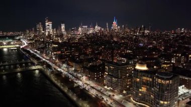 New York, New York Skyline 'ın New York' taki gece silueti. Gece Şehri Peyzajı. Finans Bölgesi. New York Skyline, New York Birleşik Devletleri. Yüksek Binalar Manzarası.