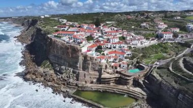 Azenhas Lizbon Bölgesi Sintra 'da Mar Plajı' na gidiyor. Plaj manzarası. Turizm Tarihi Yer. Şehir manzarası sahnesi. Azenhas Lizbon 'daki Sintra' da Mar Sahili 'nde.