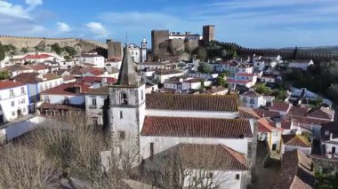 Portekiz 'in Leiria bölgesindeki Obidos' ta Obidos Skyline. Tarihi Köy. Ortaçağ mirası. Göz kamaştırıcı manzara. Portekiz 'in Leiria bölgesindeki Obidos' ta Obidos Skyline. Eski Şehir Manzarası.