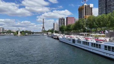 Fransa 'nın Fransa adasındaki Paris' te bulunan Seine Nehri. Yüksek Eyfel Kulesi. Şehir merkezindeki şehir manzarası. Fransa 'nın Fransa adasındaki Paris' te bulunan Seine Nehri. Harbor Skyline 'da. Metropolitan Bölgesi Hava Görünümü.