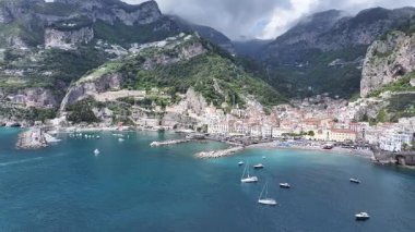İtalya Salerno 'daki Amalfi Sahili' nde. Plaj manzarası. Dev Uçurumlar Sahnesi. Salerno İtalya 'daki Amalfi Sahili. Ortaçağ Şehir Skyline 'ı. Salerno Körfezi Akdeniz. Sahil Skyline. Amalfi Sahili.