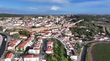 Leiria Portekiz 'in Obidos semtinde Obidos Skyline. Old Town Skyline 'da. Ortaçağ Binaları Sahnesi. Güzel şehir manzarası. Leiria Portekiz 'in Obidos semtinde Obidos Skyline. Kültür Mirası.