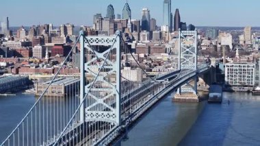 Benjamin Franklin Köprüsü Philadelphia 'da, ABD' de. Highrise İnşaat Sahnesi. Köprü manzarası. Benjamin Franklin Köprüsü Pennsylvania Birleşik Devletleri 'nde. Delaware Nehri Sahnesi.