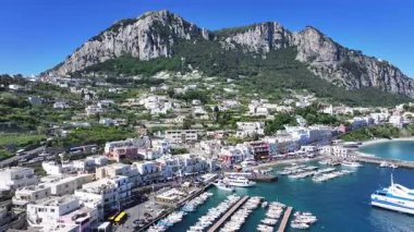 İtalya, Campania 'daki Napoli' deki Capri Adası. Coastal City. Rıhtım manzarası. İtalya, Campania 'daki Napoli' deki Capri Adası. Plaj manzarası. Ortaçağ Binaları. Capri Skyline.