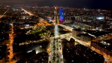 Barcelona 'nın Barcelona' daki gece manzarası İspanya Katalonya 'da. Şehir peyzajının ışıkları. Şehir merkezinde. Barcelona Skyline Katalonya İspanya 'da. Agbar Yükseklik Binası.