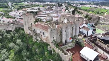 Leiria Portekiz 'in Obidos semtinde Obidos Skyline. Tarihi Şehir Manzarası. Ortaçağ mimarisi. Şato İnşaat Duvarları. Leiria Portekiz Bölgesi 'nde Obidos Skyline. Eski Köy.