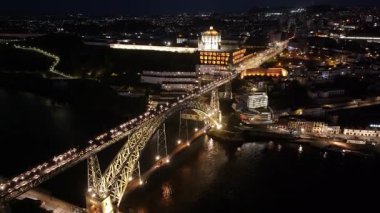 Porto Portekiz 'in Porto bölgesindeki Demir Köprü. City At Night Scene. Aydınlatılmış Köprü Manzarası. Porto Portekiz 'in Demir Köprüsü. Luis Köprüsü.