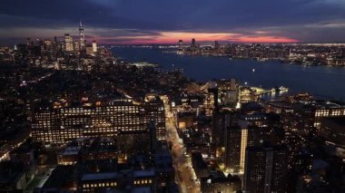 New York 'un New York şehir merkezinin New York' taki Sunset Manzarası. Sunset City Peyzajı. Şehir merkezinde aydınlandı. New York 'un merkezinde, New York' ta. Bir Ticaret Merkezi Binası.