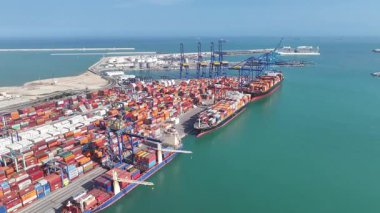 Valencia Limanı, Valencia, Valenciana İspanya. Yük gemisi. Deniz Taşımacılığı. İspanya 'daki Valencia Limanı. Manzara değişimi. Ticaret Pazarı Sahnesi.